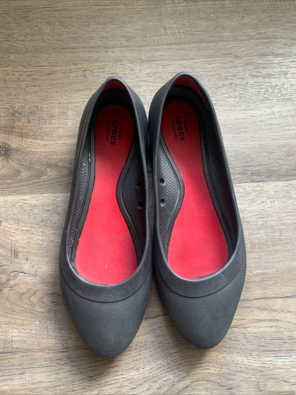 CROCS Black Slip-On Ballet Flats with Red Insole Size 7